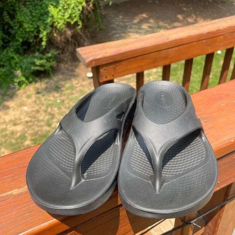 Oofos Women's 7  Mens 5 Black recovery  sandals Flip flops